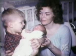 Jeffrey z młodszym bratem - Davidem oraz mamą